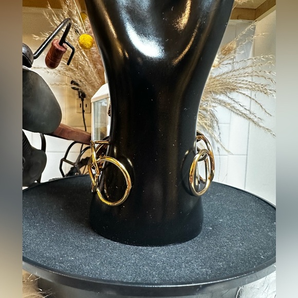 ✨Brand New✨18K Gold Plated Stainless Steel Flower Open Bracelet - Picture 6 of 9